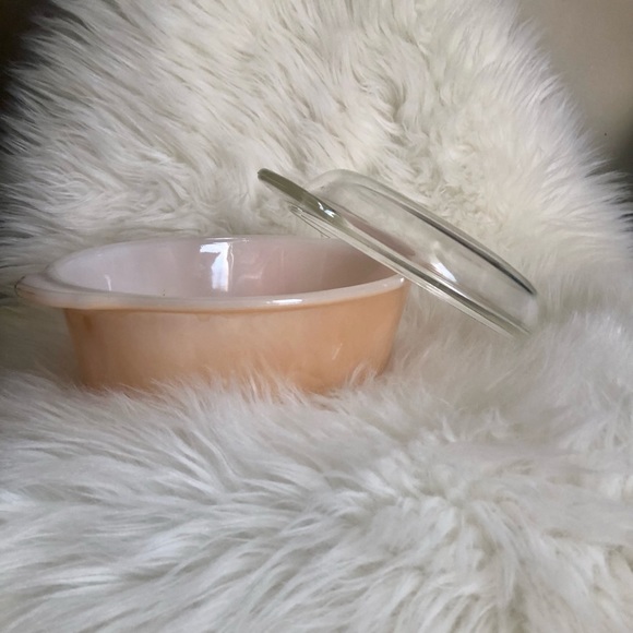 FIRE KING #467 8 1 1/2 QT Peach Lustre Milk Glass Casserole Dish with Lid 🍑 - Picture 2 of 2